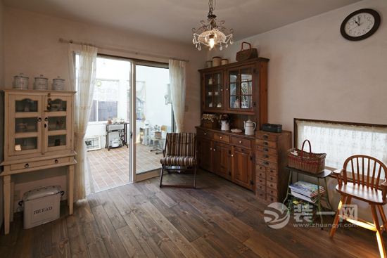 80平欧式典雅风格装修设计效果图 纹理清晰的木质地板,仿佛记载着主人生活的点点滴滴。长方形的木质餐桌,展示出浓郁的日式恬淡。欧式风格的水晶吊灯,给就餐环境增添了一丝浪漫情调。 放眼望去,整个客厅开阔明亮。落地窗,美观大气,使得空间的气质一下子就提升起来。白色的窗纱,简约而不失素雅。