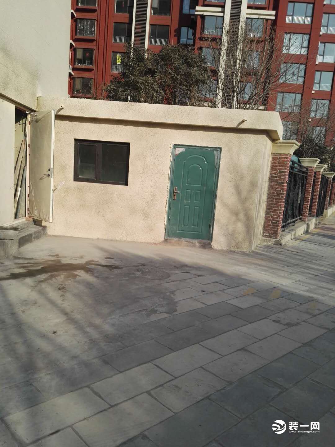 胶州一小区洗浴中心违规扩建装修 占用消防通道