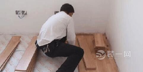 到底是先装门还是先铺木地板