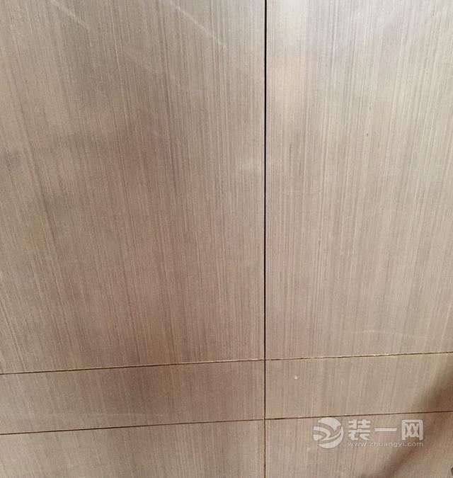 师傅用免漆板做隐形门背景墙